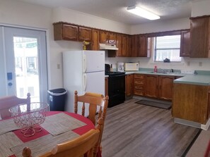 Fridge, microwave, oven, stovetop - Cozy Cottage Apartment with All Amenities (Idabel)