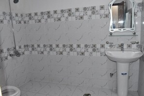 Shower, slippers, towels - Hotel Numbal One (Rawalpindi)