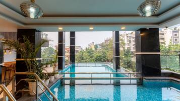 Una piscina cubierta