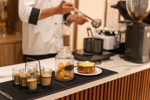 Daily buffet breakfast for a fee - Moustache Rishikesh Luxuria - Hostel (Srinagar)
