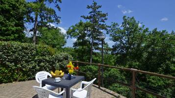 Villa familiare, camere multiple, lato montagna (Villa Francesca) | Ristorazione all'aperto