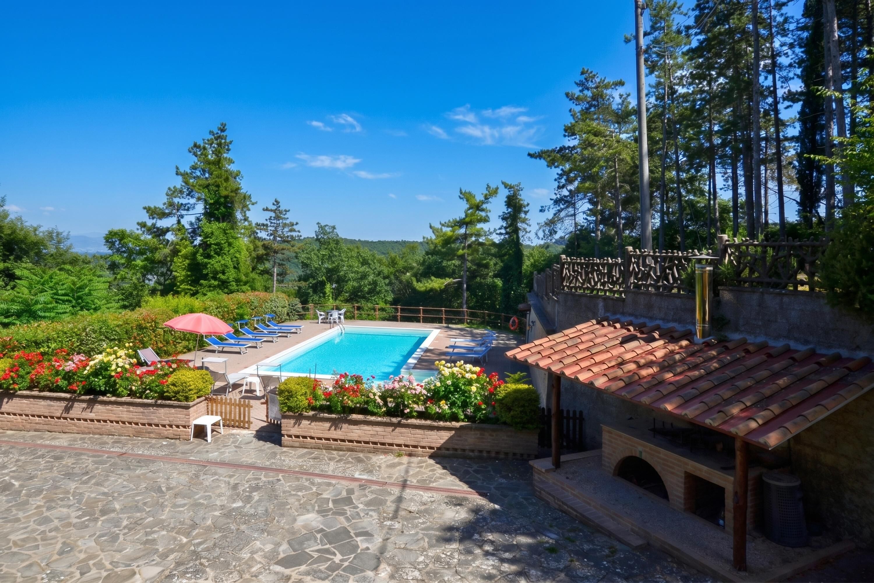 Familievilla - flere soveværelser - balkon - ved bjerg (Villa Francesca) | Pool | Sæsonbestemt udendørs pool