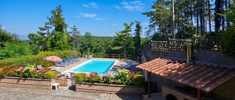 Familievilla - flere soveværelser - balkon - ved bjerg (Villa Francesca) | Pool | Sæsonbestemt udendørs pool
