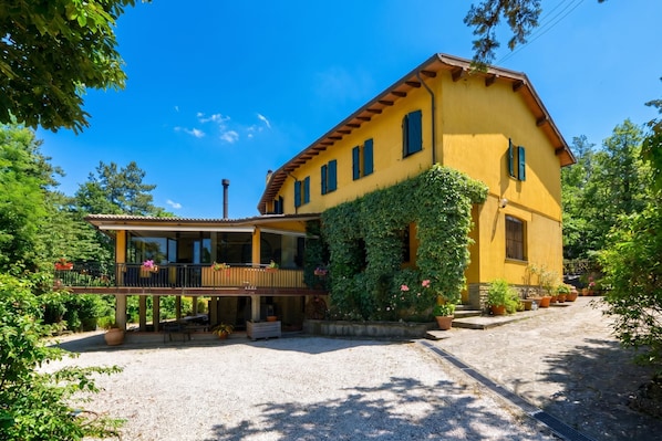 Perhehuvila, useita makuuhuoneita, parveke, vuorten lähellä (Villa Francesca) | Ulkopuoli