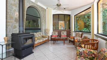 Family Villa, Multiple Bedrooms, Balcony, Mountainside (Villa Francesca) | Fireplace