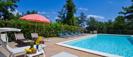 Vila família, vários quartos, sacada, ao lado da montanha (Villa Francesca) | Piscina | Piscina externa sazonal