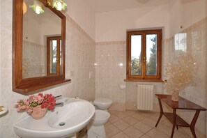 Familienvilla, Mehrere Schlafzimmer, Bergseite (Villa Francesca) | Badezimmer | Dusche, Bidet, Handtücher, Seife