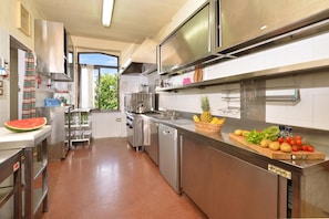 Familjevilla - flera sovrum - balkong - intill bergen (Villa Francesca) | Eget kök | Spishäll och matbord