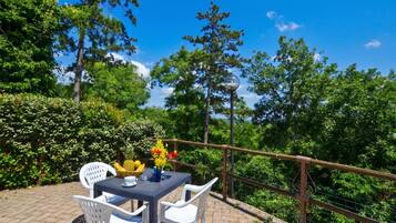 Family Villa, Multiple Bedrooms, Balcony, Mountainside (Villa Francesca) | Outdoor dining