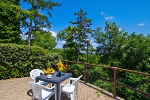 Familjevilla - flera sovrum - balkong - intill bergen (Villa Francesca) | Restaurang utomhus