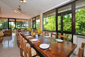 Familjevilla - flera sovrum - balkong - intill bergen (Villa Francesca) | Restauranger
