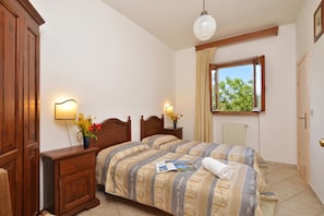 Family Villa, Multiple Bedrooms, Balcony, Mountainside (Villa Francesca)