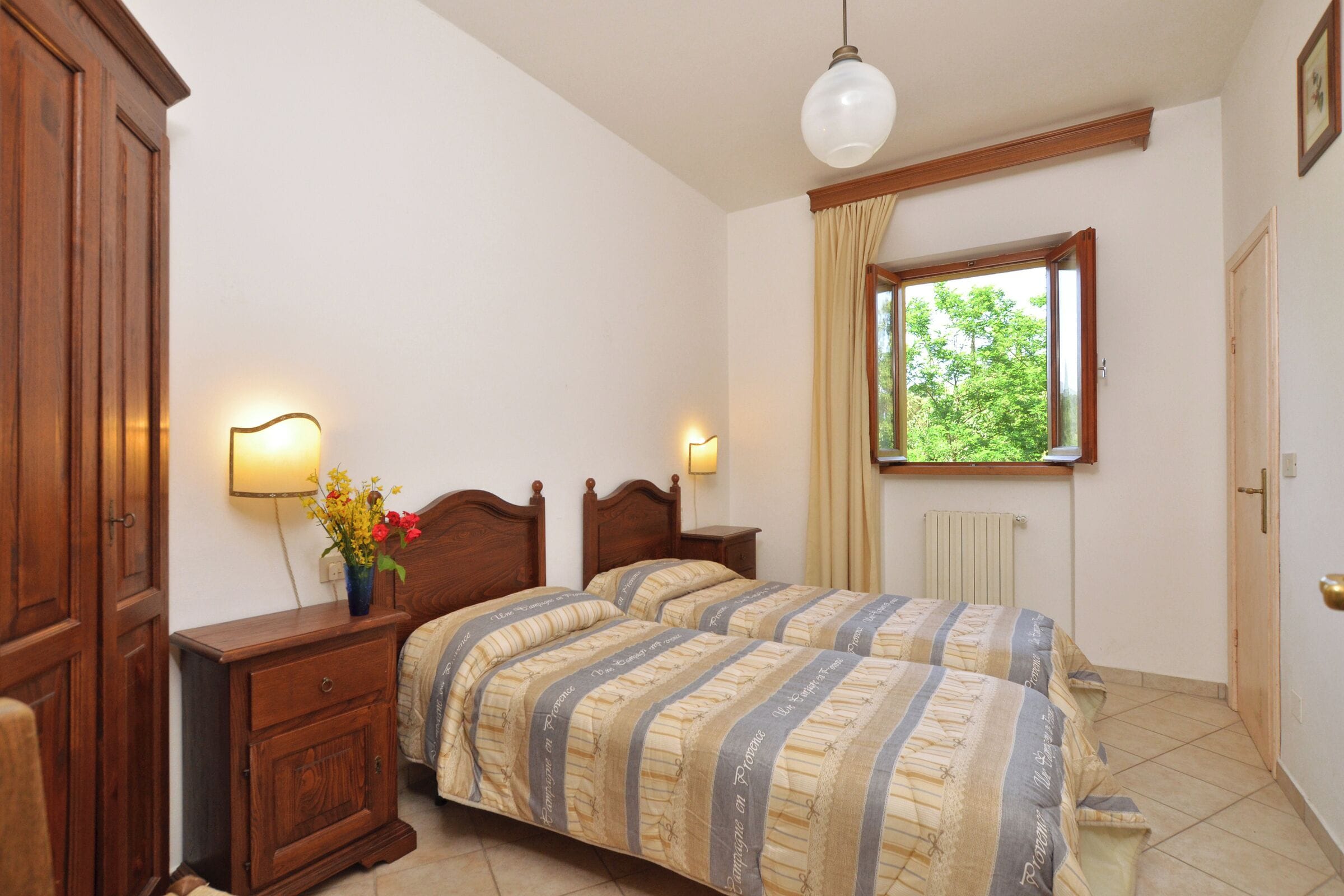 10 habitaciones, tabla de planchar con plancha y wifi gratis 