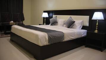 Deluxe Room | Laptop workspace, blackout drapes, free WiFi, bed sheets