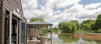 Oak Lodge At Bridge Lake Farm & Fishery