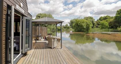 Oak Lodge At Bridge Lake Farm & Fishery