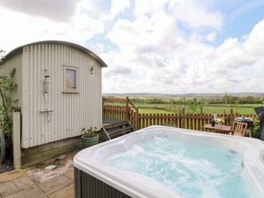 Cottage | Outdoor spa tub - Shepherds Hut (Rugeley)