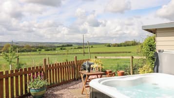 Cottage | Outdoor spa tub