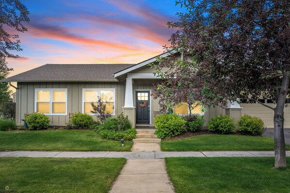 Exterior detail - Hot Tub ~ Lovely Bend home ~ Fireplace ~ Dog Friendly ~ Fenced Yard! (Bend)