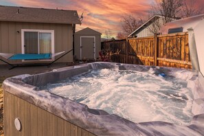 Outdoor spa tub - Hot Tub ~ Lovely Bend home ~ Fireplace ~ Dog Friendly ~ Fenced Yard! (Bend)