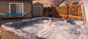 Brand New Hot Tub ~ Lovely Bend home ~ Fire pit ~ Dog Friendly ~ AC