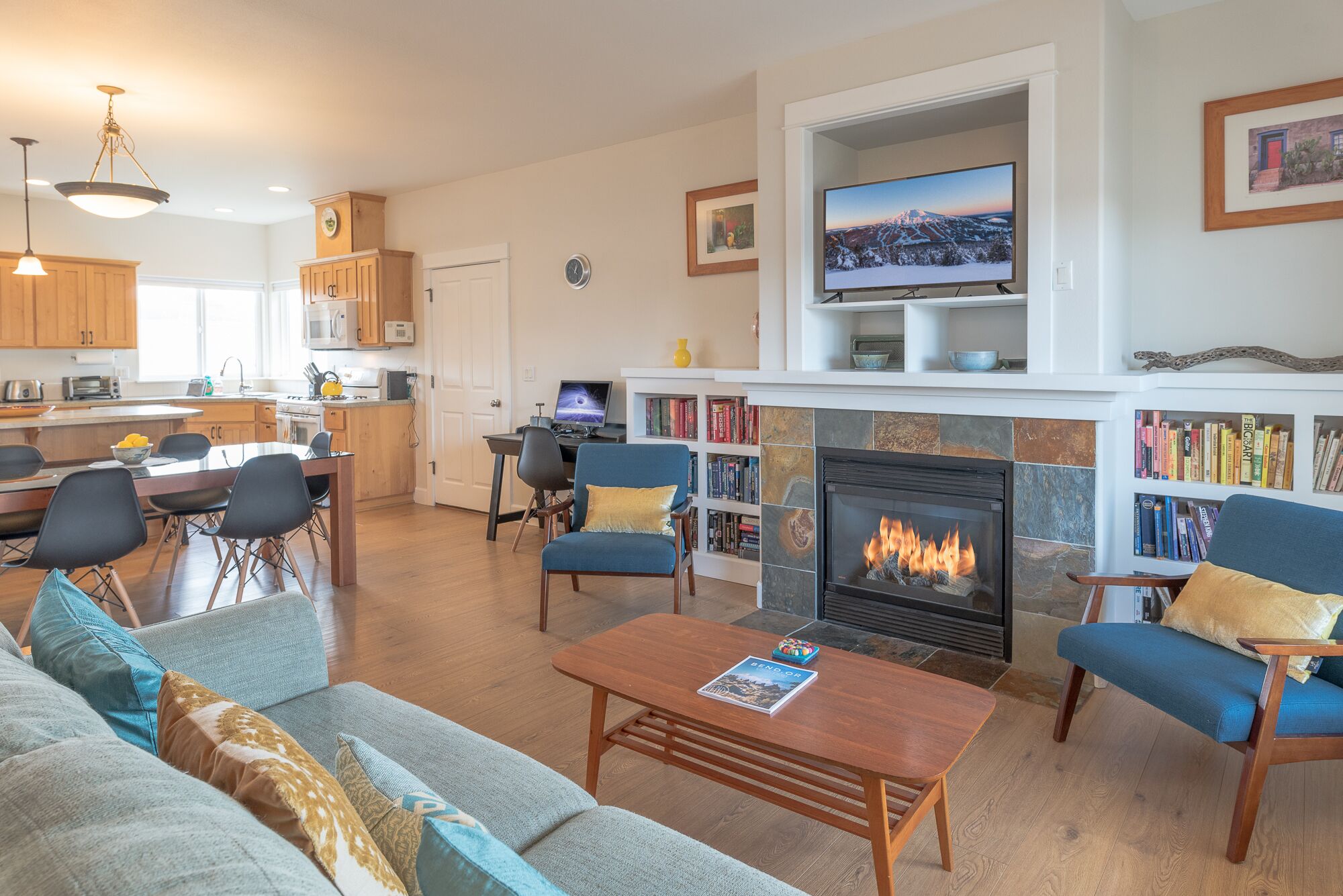 TV connectée, cheminée, livres