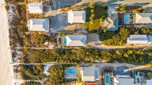 Un complexe hôtelier comprenant plusieurs bâtiments, une plage et un espace piscine.