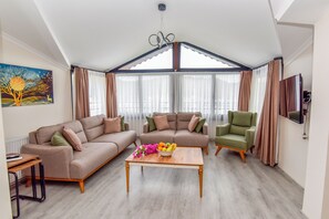 King Suite Sea View With Jacuzzi 1+1 888 | リビング エリア | 43 インチのスマートテレビ (衛星放送視聴可)、テレビ、プリンター