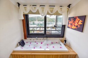 King Suite Sea View With Jacuzzi 1+1 888 | ジェットバス