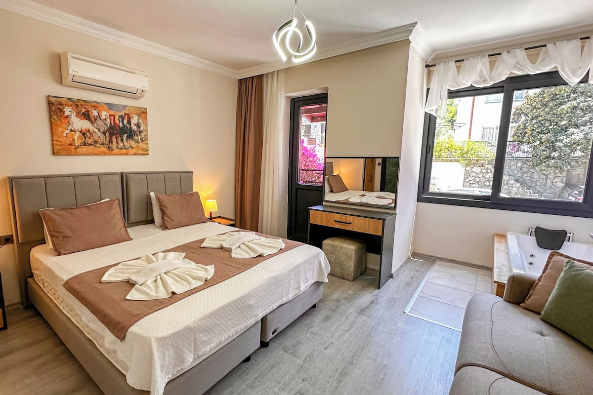 Queen Studio Room With Jacuzzi 203-204 | 高級寝具、セレクト コンフォート製ベッド、デスク、ノートパソコン用作業スペース