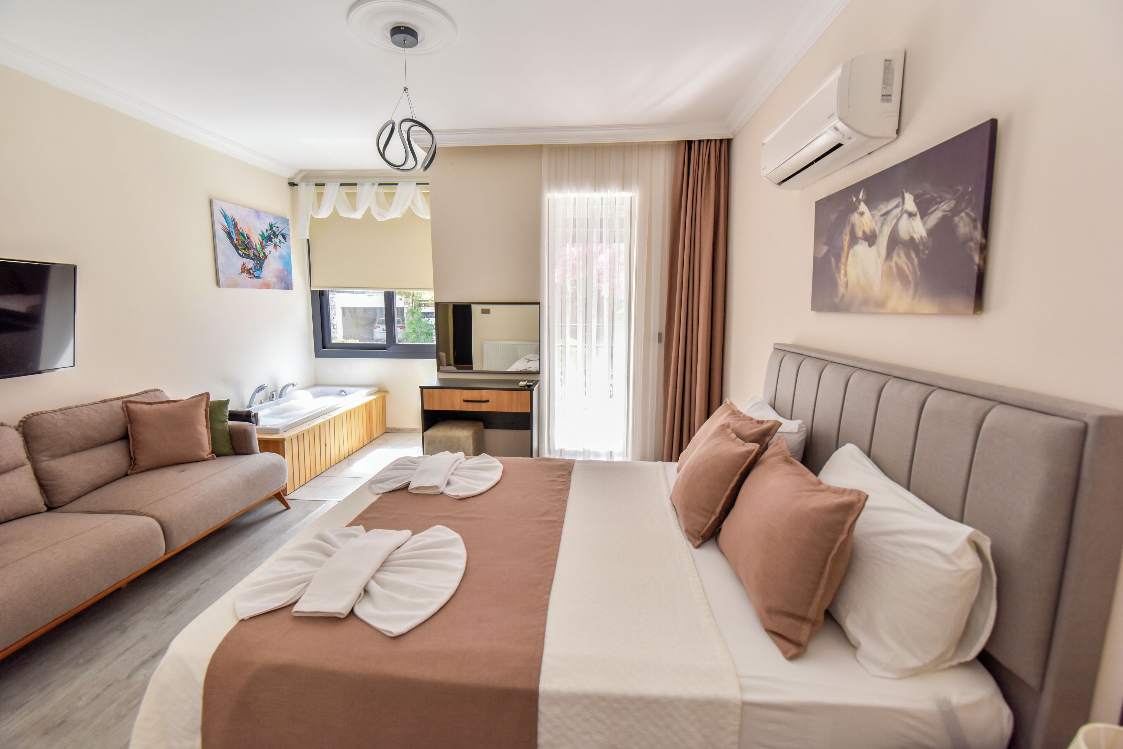 Queen Studio Room With Jacuzzi 203-204 | 高档床上用品、Select Comfort 床、办公桌、笔记本电脑工作区