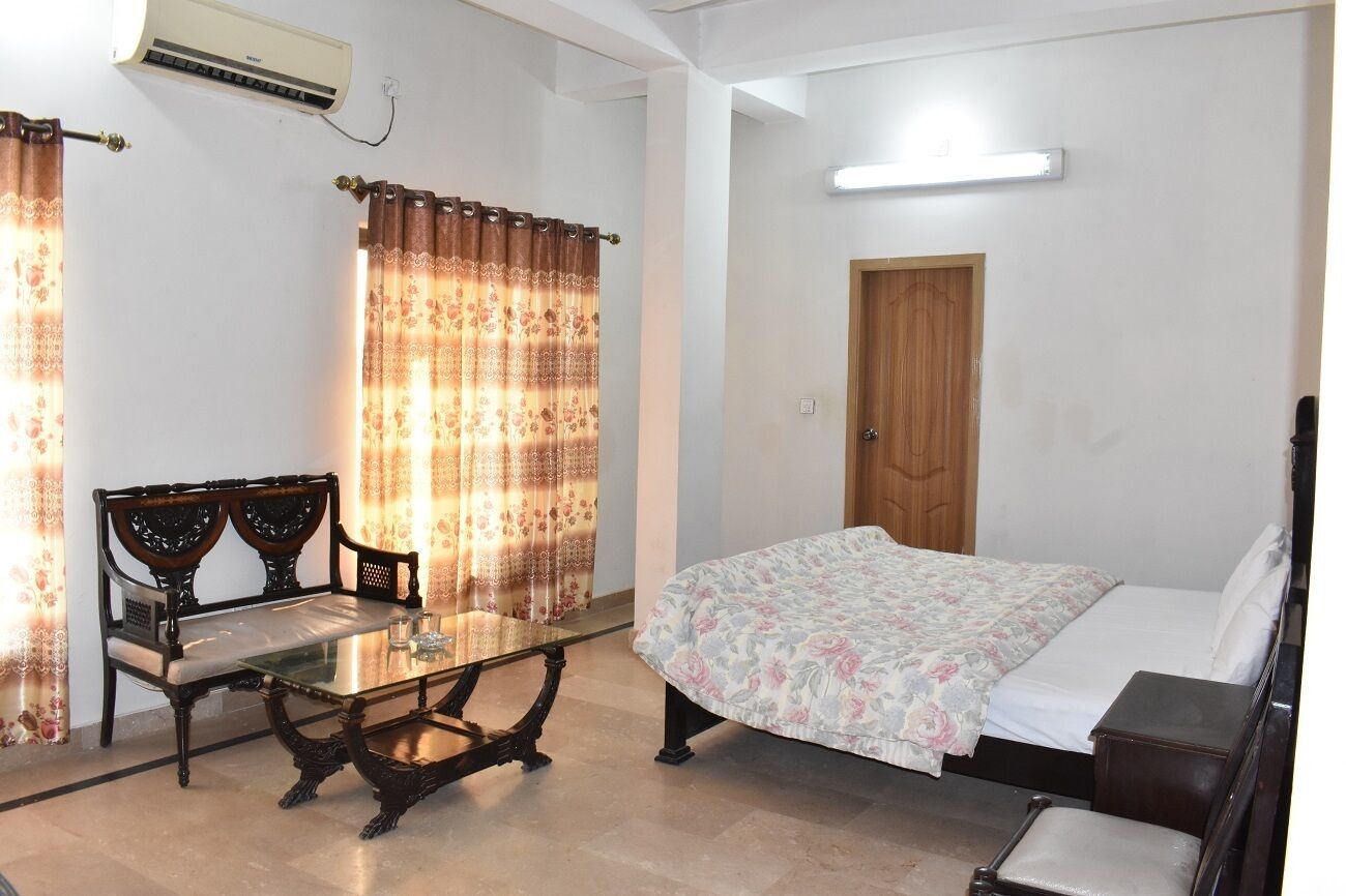 Double Room | Laptop workspace, free WiFi, bed sheets