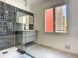 Dusche, Haartrockner, Handtücher
