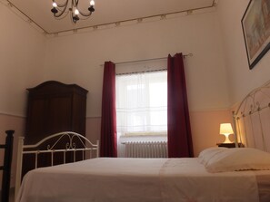4 bedrooms, iron/ironing board, travel crib, free WiFi