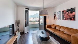 Una sala moderna con un sofá, una mesa de centro y obras de arte en la pared.