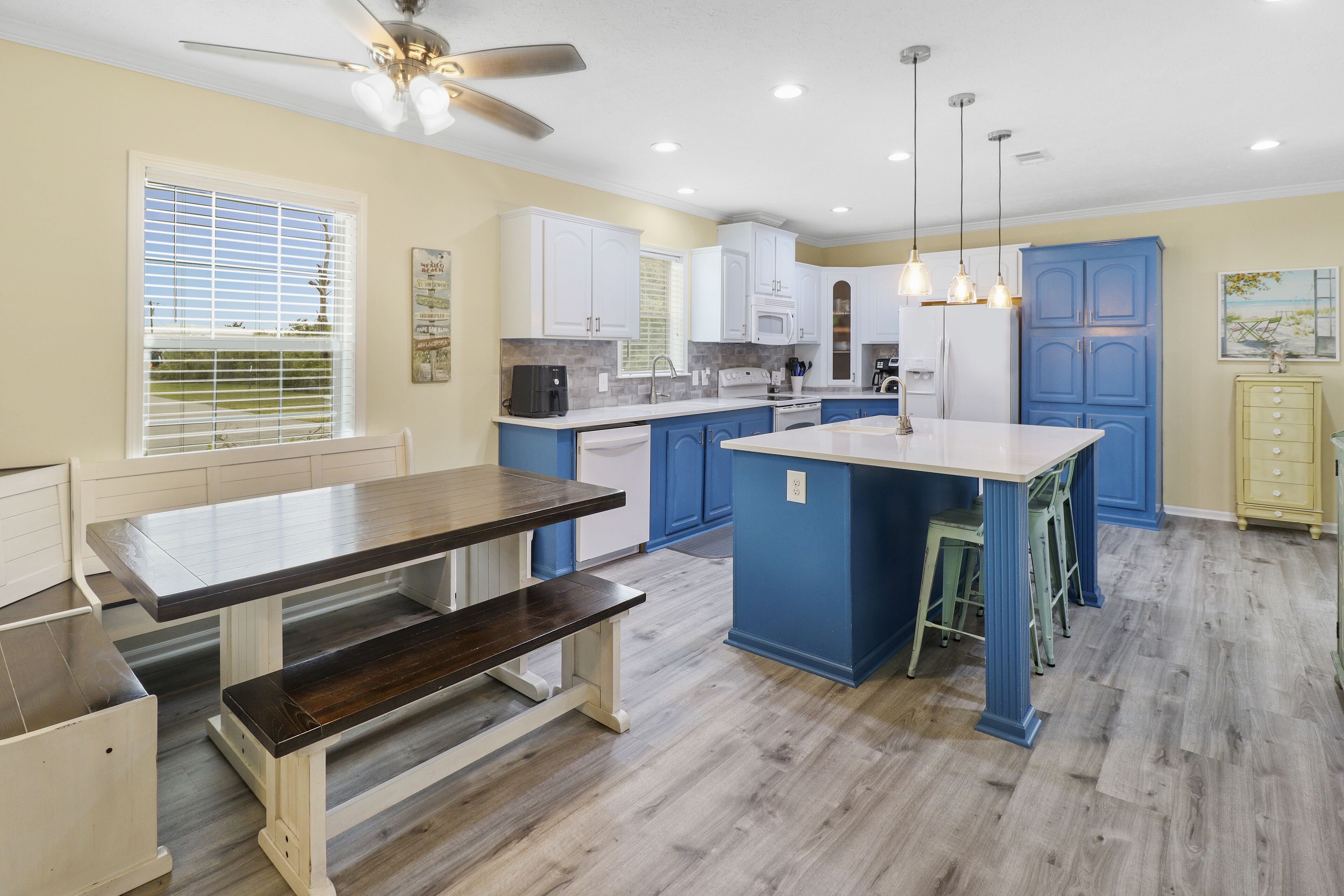 Geladeira, micro-ondas, fogão, cooktop