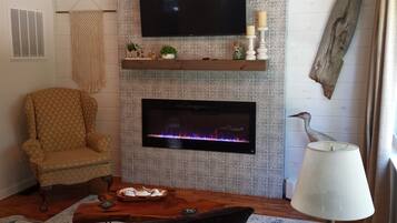 Smart TV, fireplace