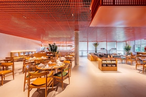 2 restaurants; lunch and dinner served