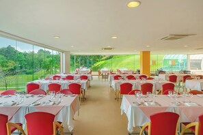 A restaurant with tables set for dining, large windows, and a view of greenery. - Almenat Embu das Artes, Tapestry Collection by Hilton (Embu das Artes)