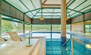 Piscine couverte, piscine extérieure, chaises longues