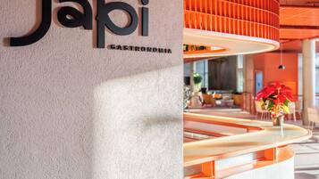 2 restaurants, lunch served