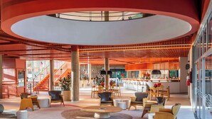 A spacious lobby with a central seating area, a staircase, and a bar with a modern design. - Almenat Embu das Artes, Tapestry Collection by Hilton (Embu das Artes)