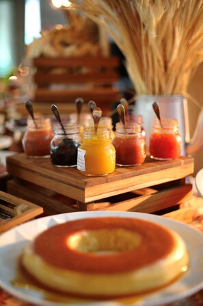 Petit déjeuner buffet (80 BRL par personne)