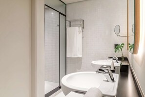 Bathroom shower - Almenat Embu das Artes, Tapestry Collection by Hilton (Embu das Artes)