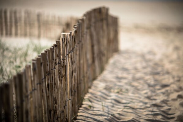 A wooden fence with a sandy path beside it. - For a weekend or a romantic getaway with a hot tub and ocean view (Gâvres)