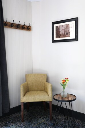 Habitación Confort doble | Sala de estar | Televisión LCD de 32 pulgadas con canales digitales, una televisión