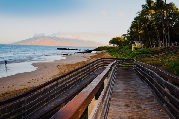 På stranden, liggestole, badehåndklæder