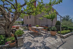 Outdoor dining - Lucia in Gračišće - Istrien / Lucia in Gračišće - Appartement für 4-5 Personen (Gracisce)