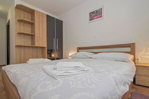 2 bedrooms, iron/ironing board, WiFi, bed sheets