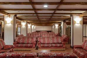 Lobby sitting area - Olimpo Sila Hotel (Taverna)